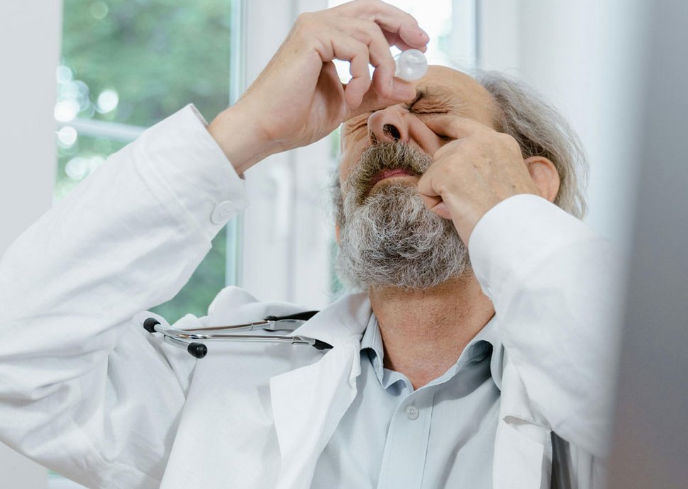 Trockene Augen zeigen sich oftmals durch ein unangenehm brennendes Gefühl. 